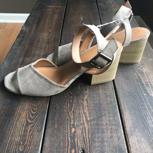 UNIVERSAL THREAD SHOES - SIZE 10